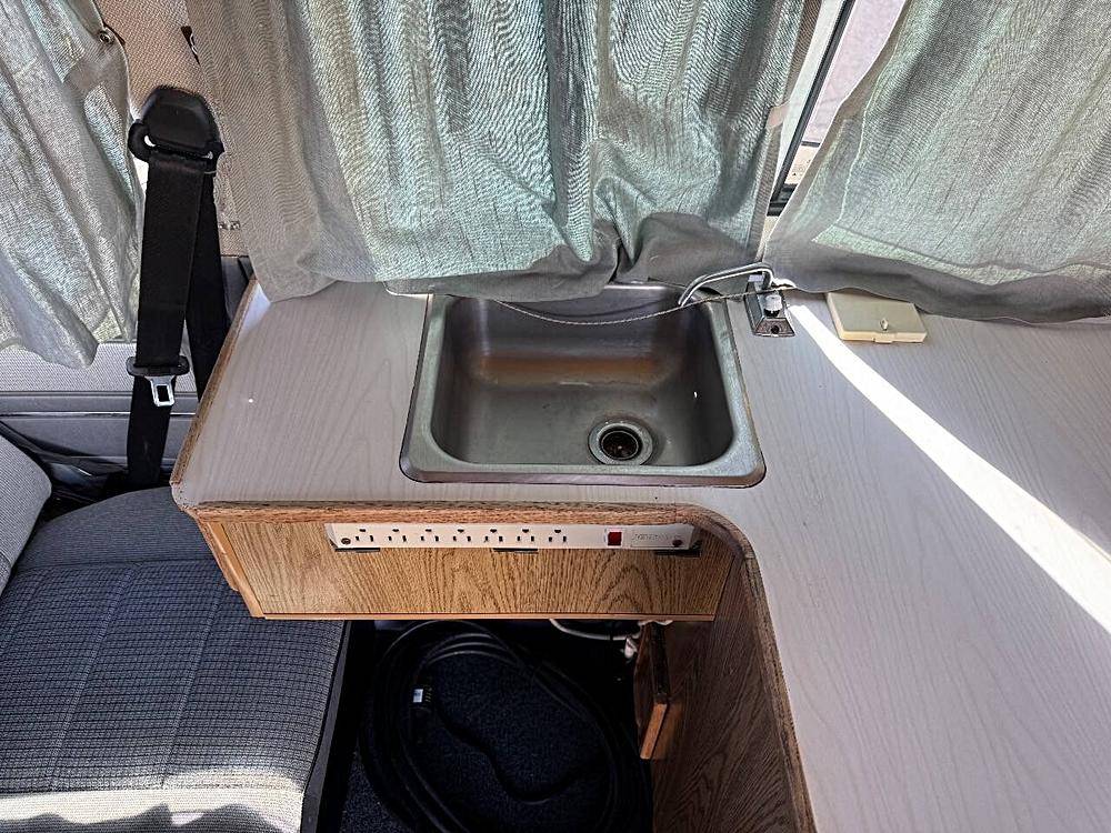 Volkswagen-vanagon-1990-custom-10