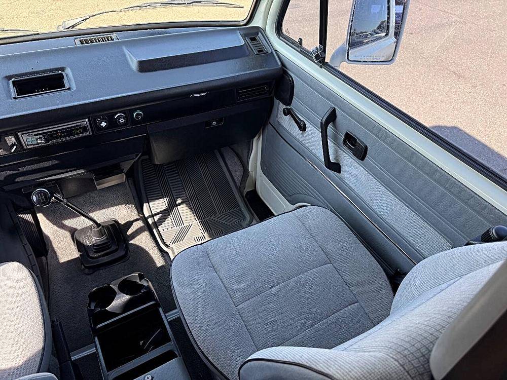 Volkswagen-vanagon-1990-custom-9