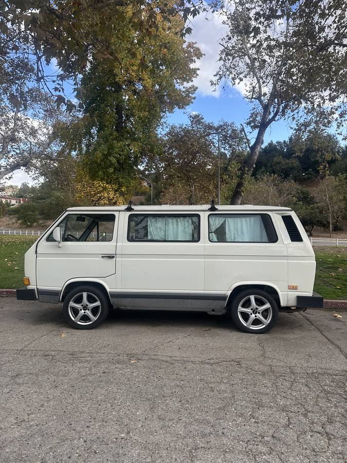 Volkswagen-vanagon-1990-white