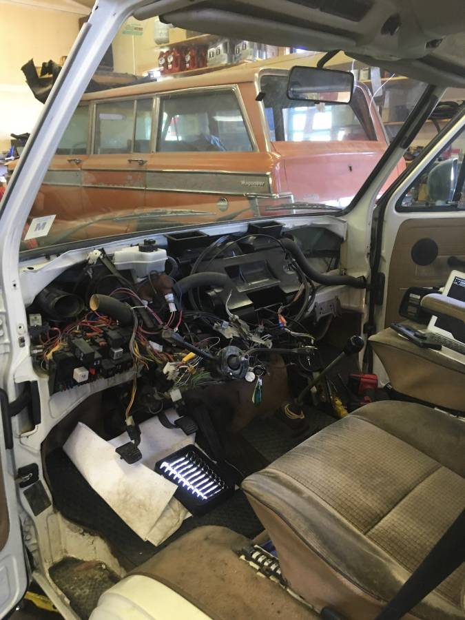 Volkswagen-vanagon-bus-1987-white-53