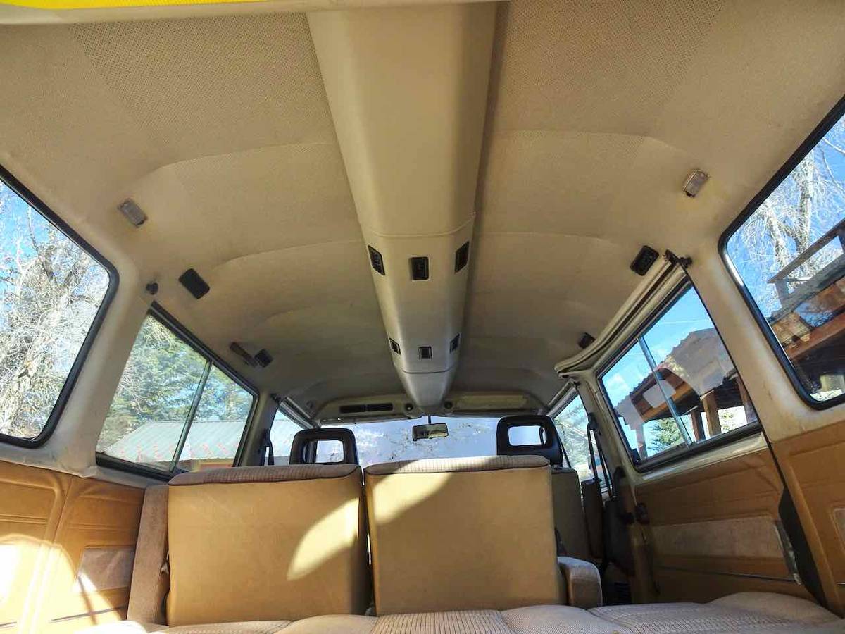 Volkswagen-vanagon-bus-1987-white-57