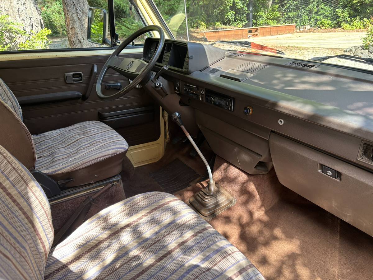 Volkswagen-vanagon-camper-1984-yellow-11