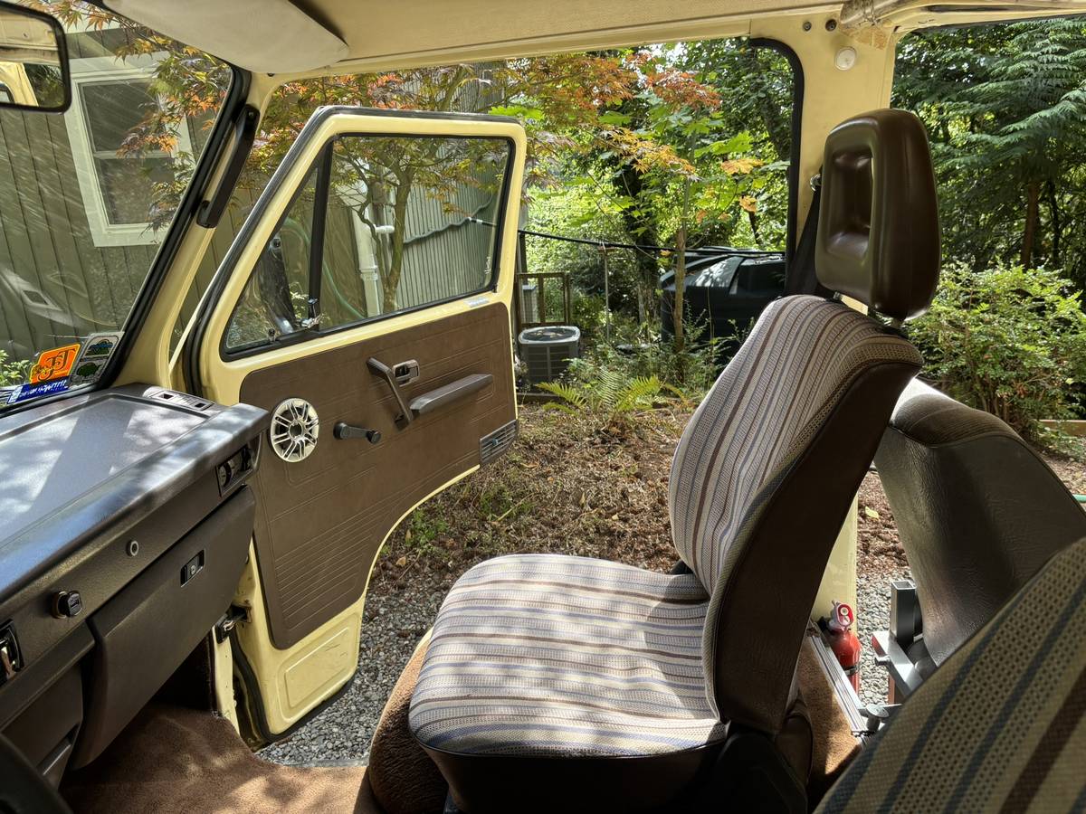 Volkswagen-vanagon-camper-1984-yellow-15