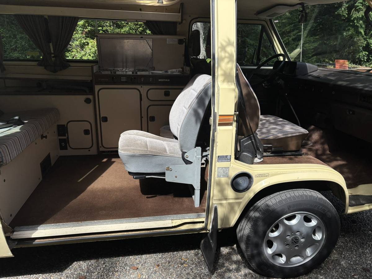 Volkswagen-vanagon-camper-1984-yellow-17