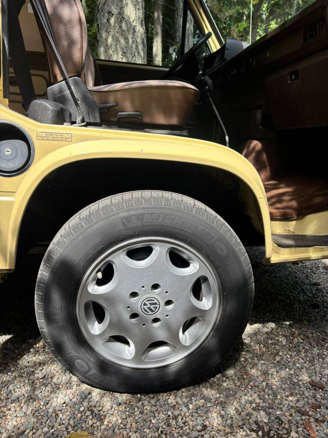 Volkswagen-vanagon-camper-1984-yellow-18