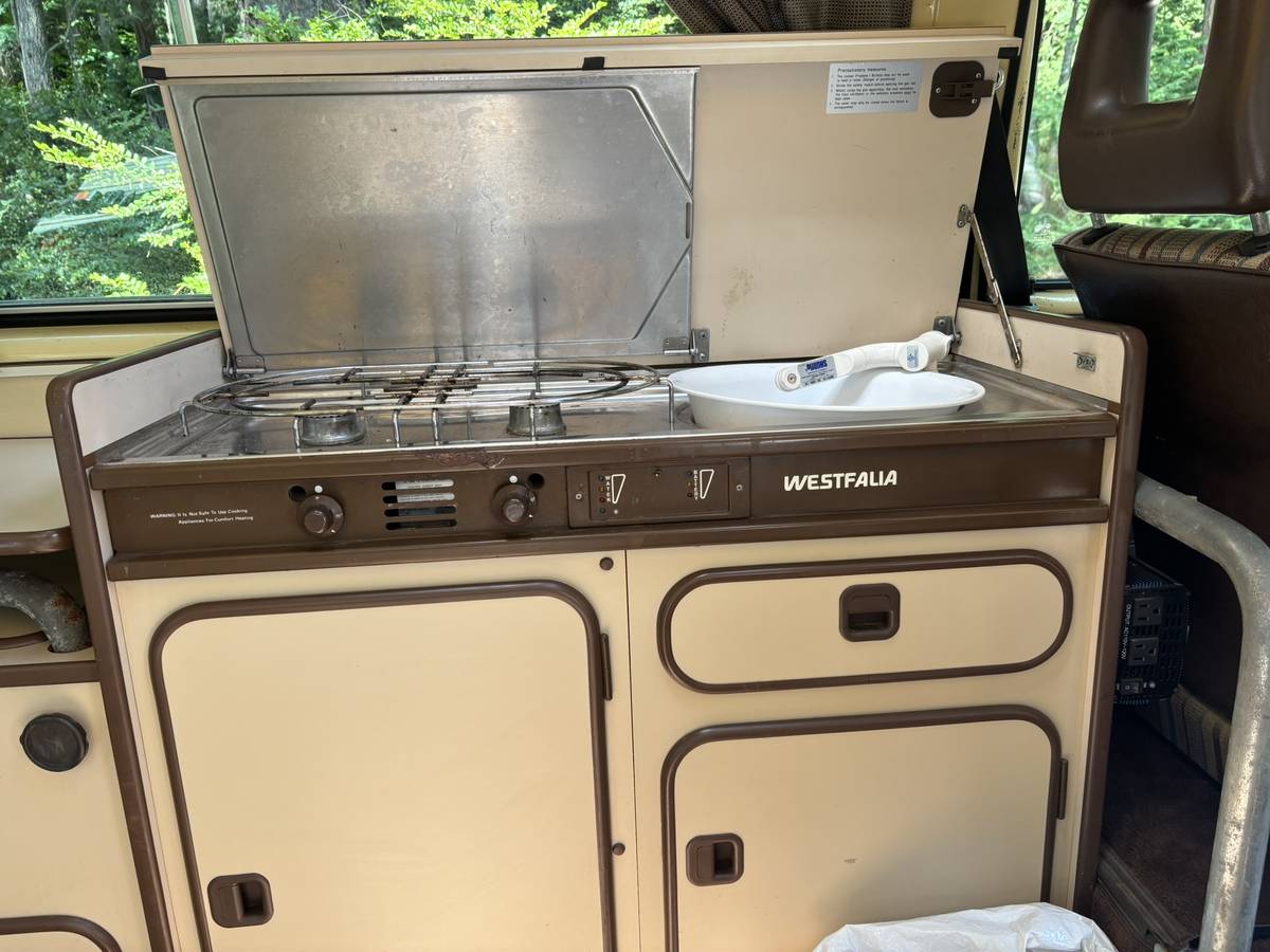 Volkswagen-vanagon-camper-1984-yellow-7