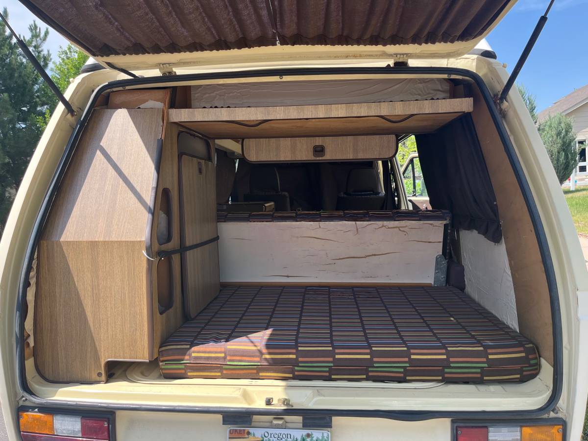 Volkswagen-vanagon-westfalia-1981-yellow