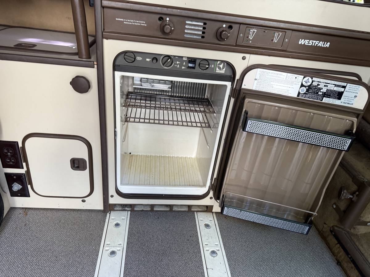 Volkswagen-vanagon-westfalia-1985-custom-12