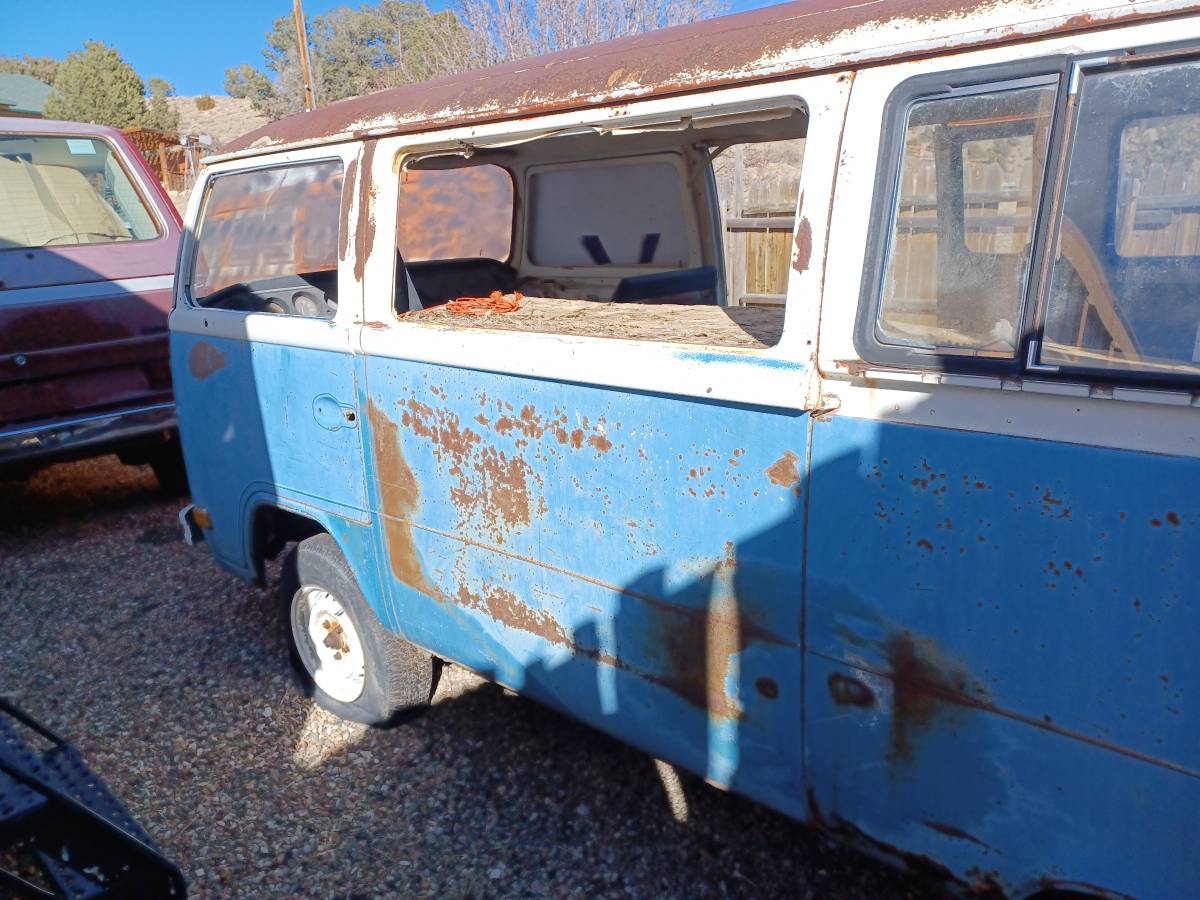 Volkswagon-passenger-1975-blue-2