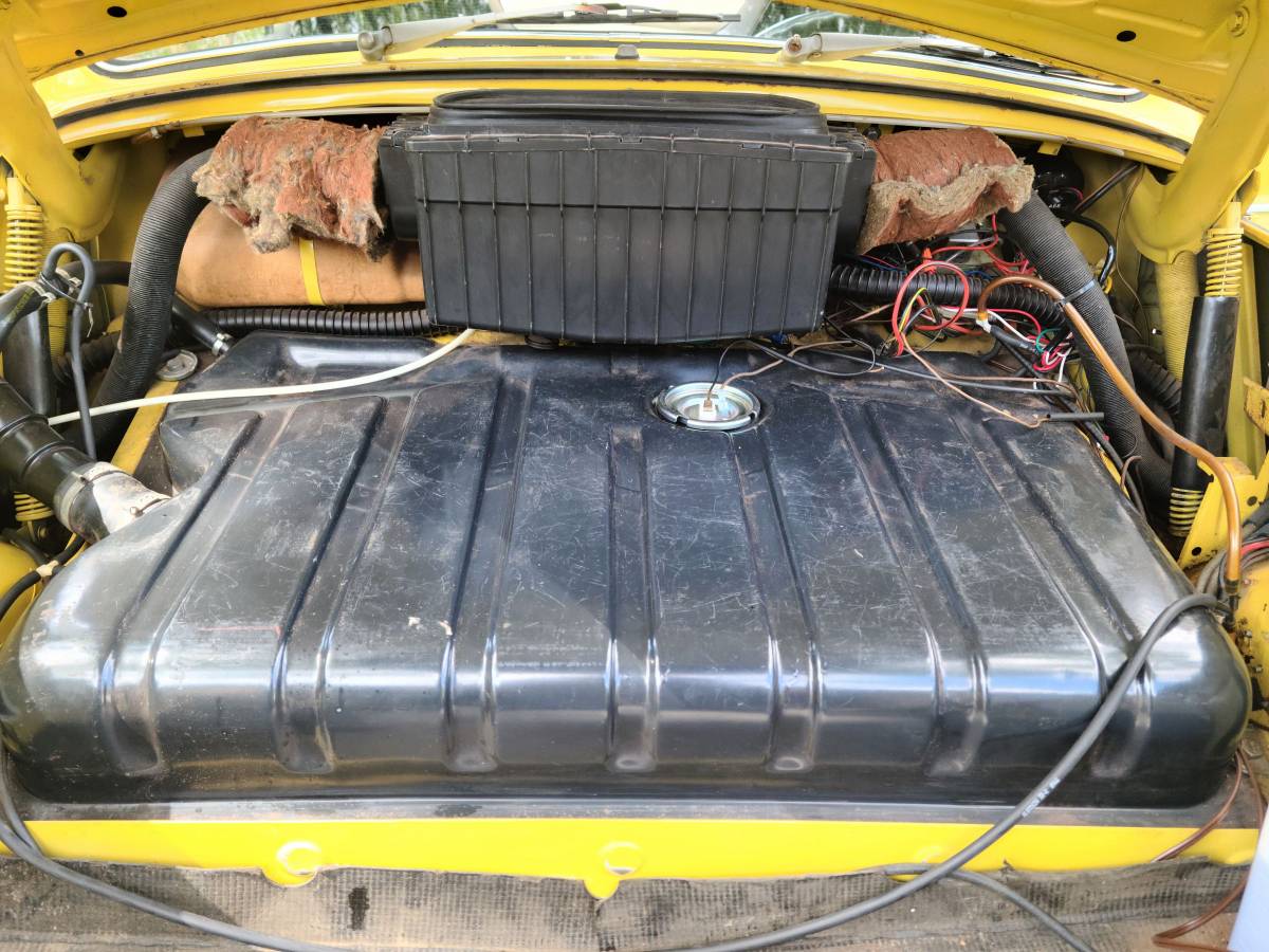 Volkswagon-super-beetle-1972-yellow-15