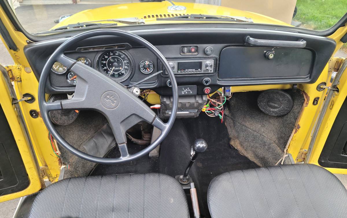 Volkswagon-super-beetle-1972-yellow-19