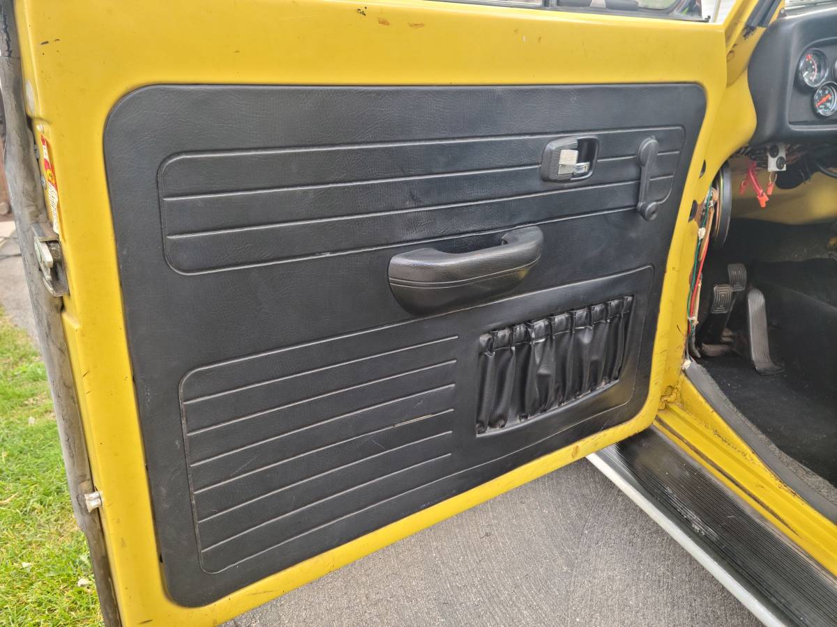 Volkswagon-super-beetle-1972-yellow-22