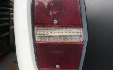 Volvo-142s-1969-white-5