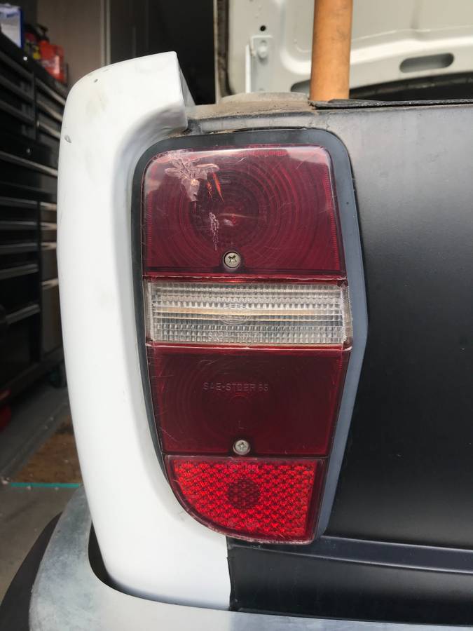 Volvo-142s-1969-white-5