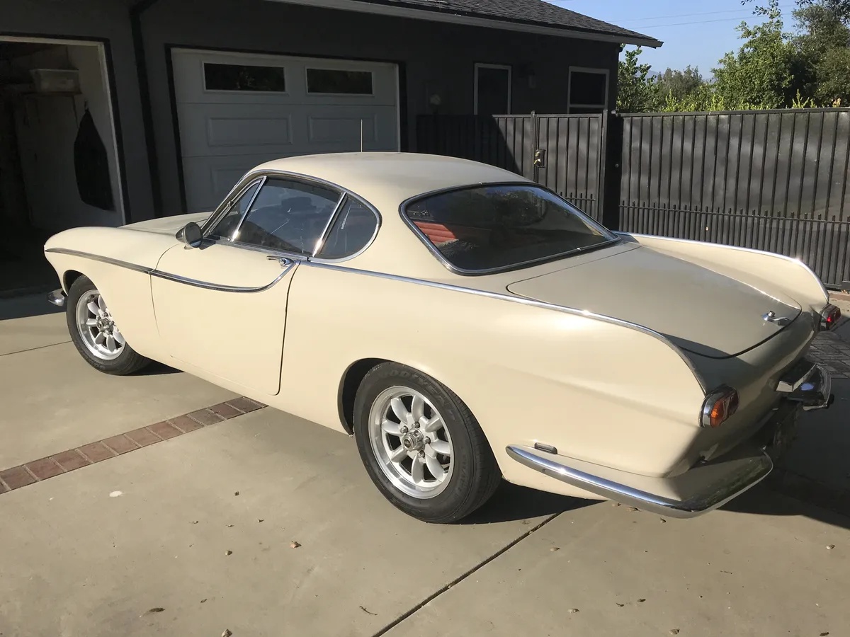 Volvo-1800-1962-Pearl-White-Red-13