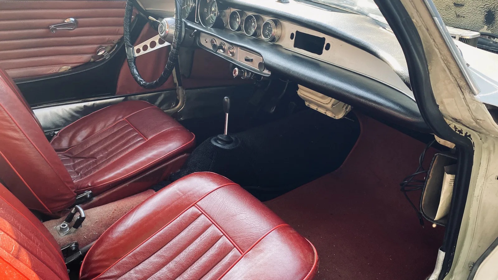 Volvo-1800-1962-Pearl-White-Red-4