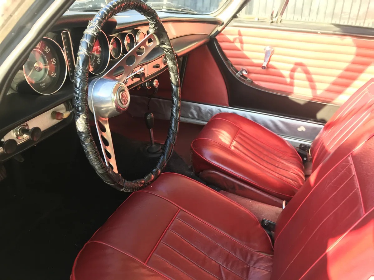 Volvo-1800-1962-Pearl-White-Red-5