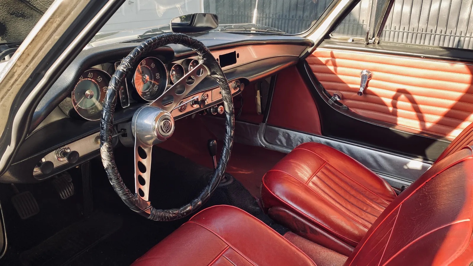 Volvo-1800-1962-Pearl-White-Red-6