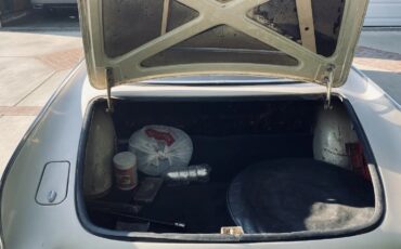 Volvo-1800-1962-Pearl-White-Red-7