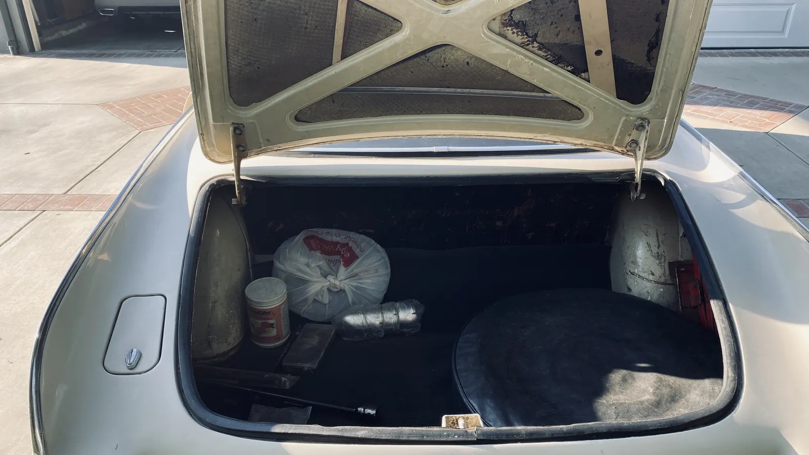 Volvo-1800-1962-Pearl-White-Red-7