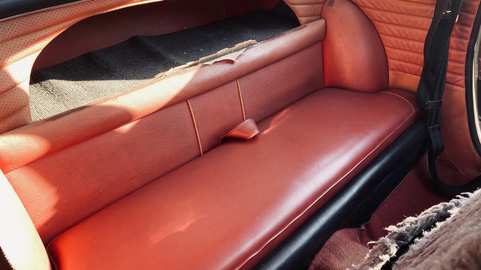 Volvo-1800-1962-Pearl-White-Red-8