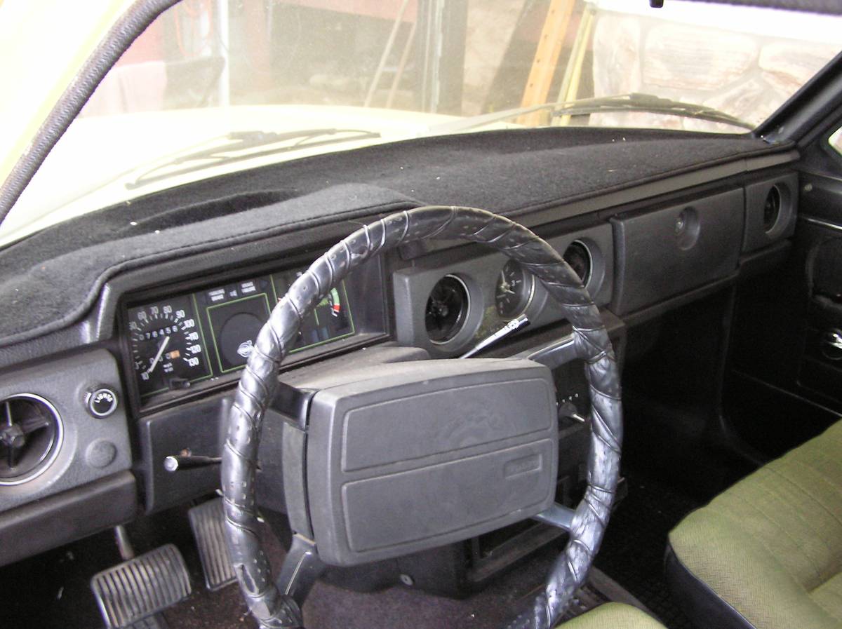 Volvo-1973-yellow-1