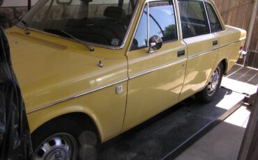 Volvo-1973-yellow