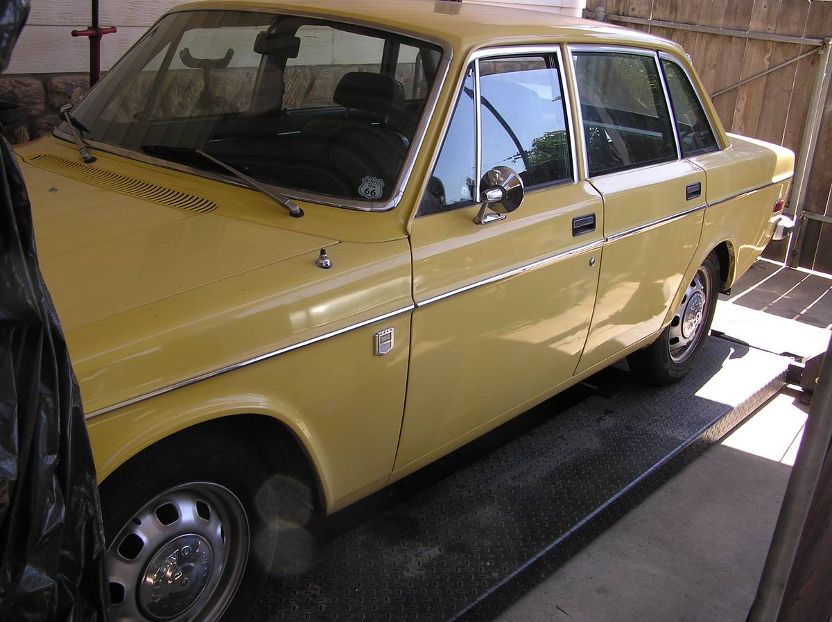 Volvo-1973-yellow
