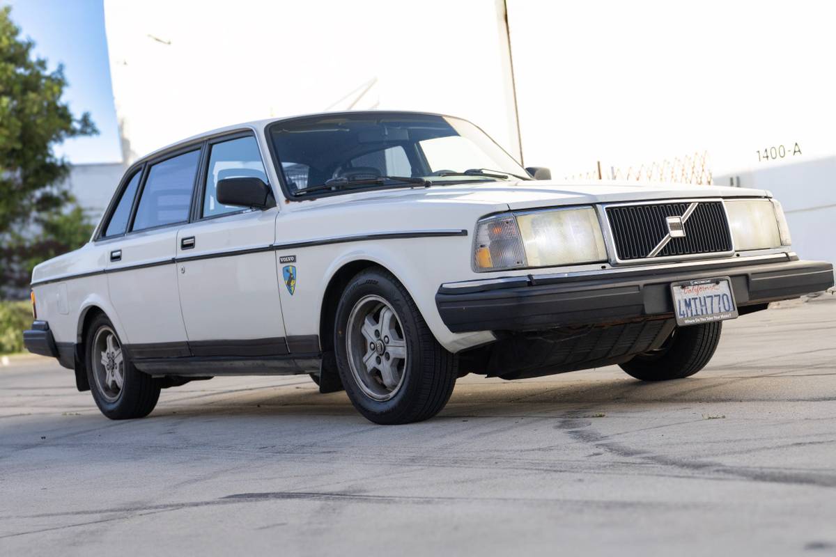 Volvo-1991-white-12