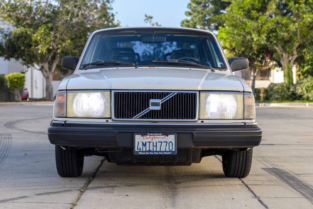 Volvo-1991-white-13