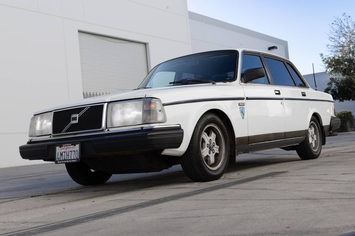 Volvo-1991-white-14