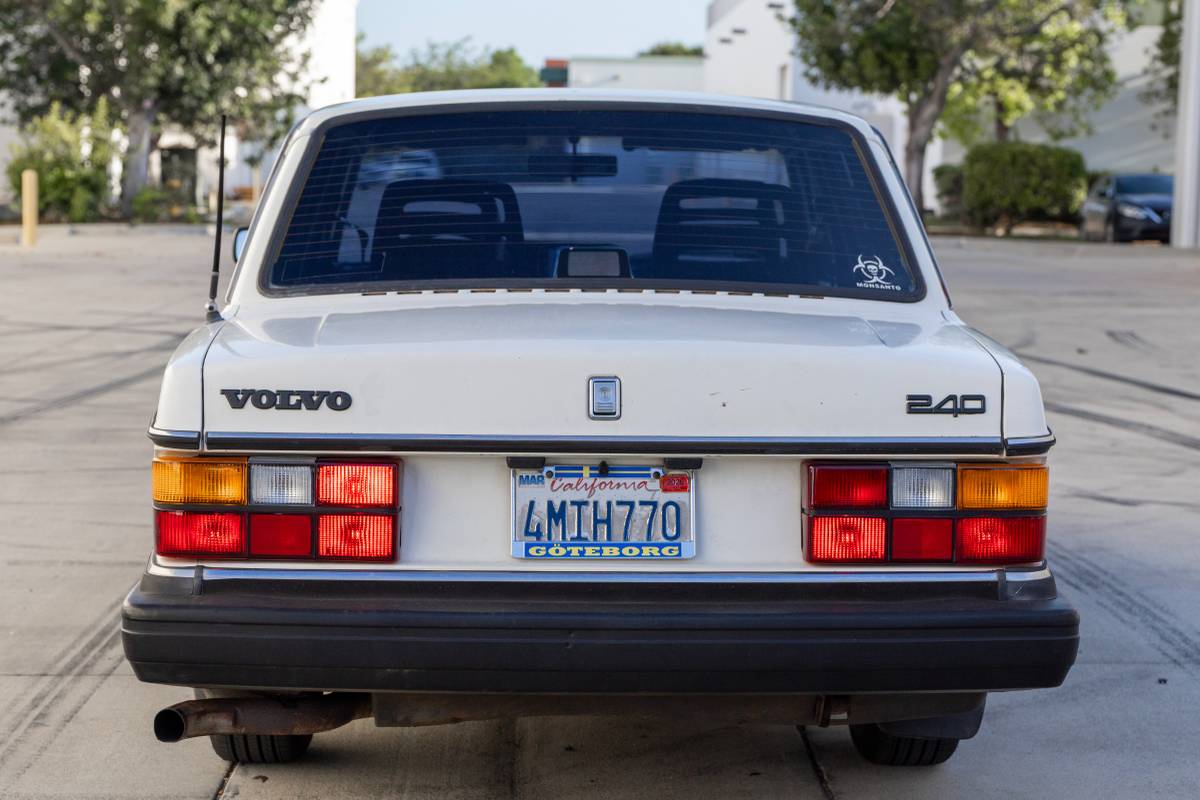 Volvo-1991-white-15