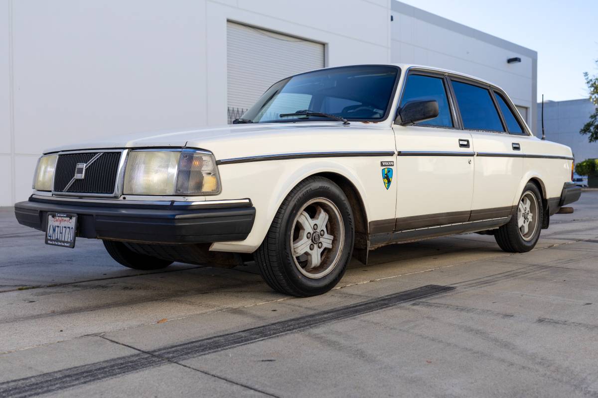 Volvo-1991-white-16