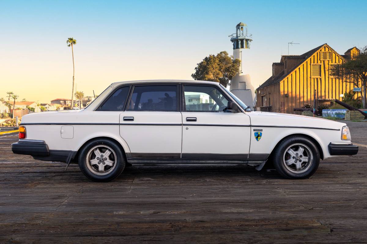 Volvo-1991-white-2