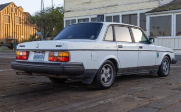 Volvo-1991-white-3