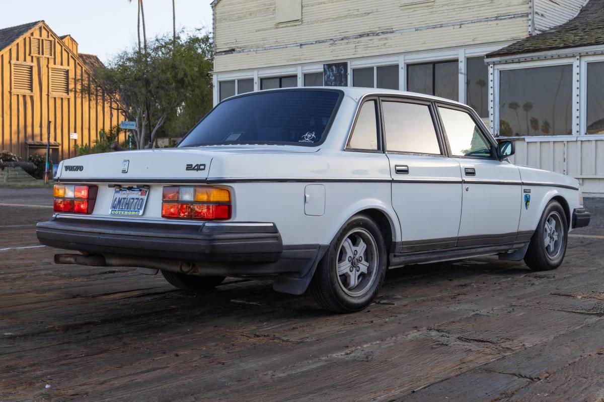 Volvo-1991-white-3