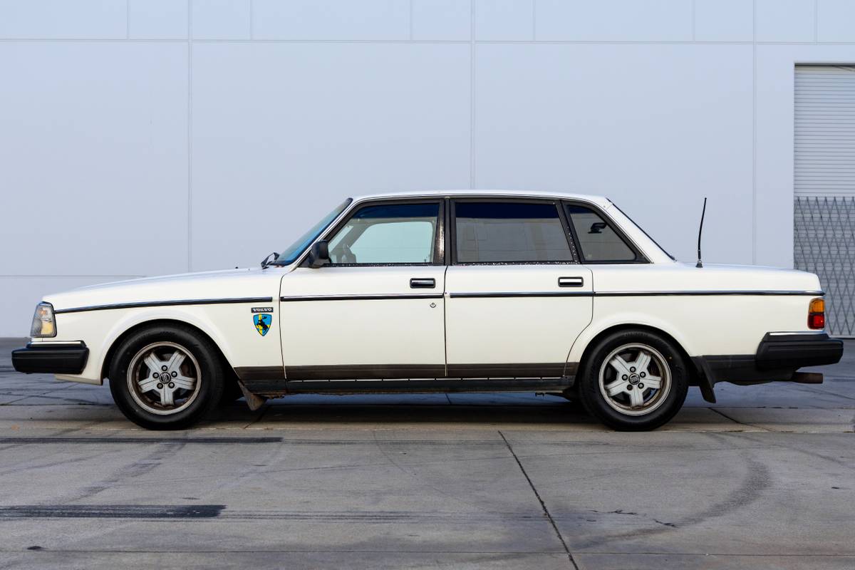 Volvo-1991-white-4