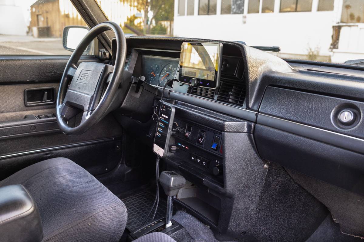 Volvo-1991-white-5