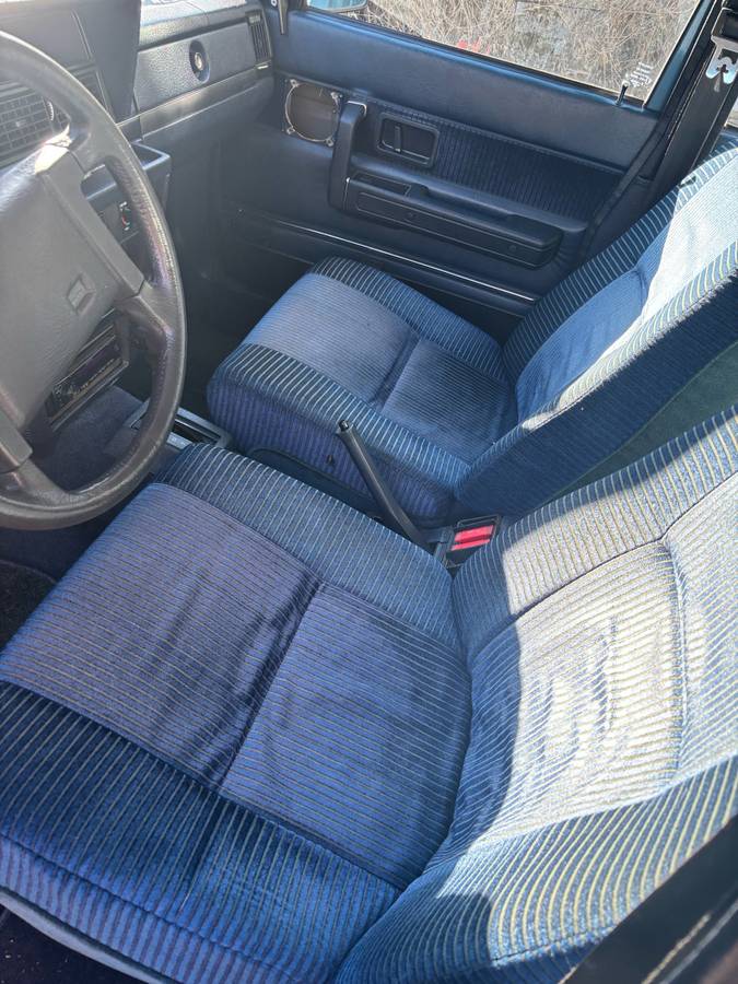 Volvo-240-1984-blue-3