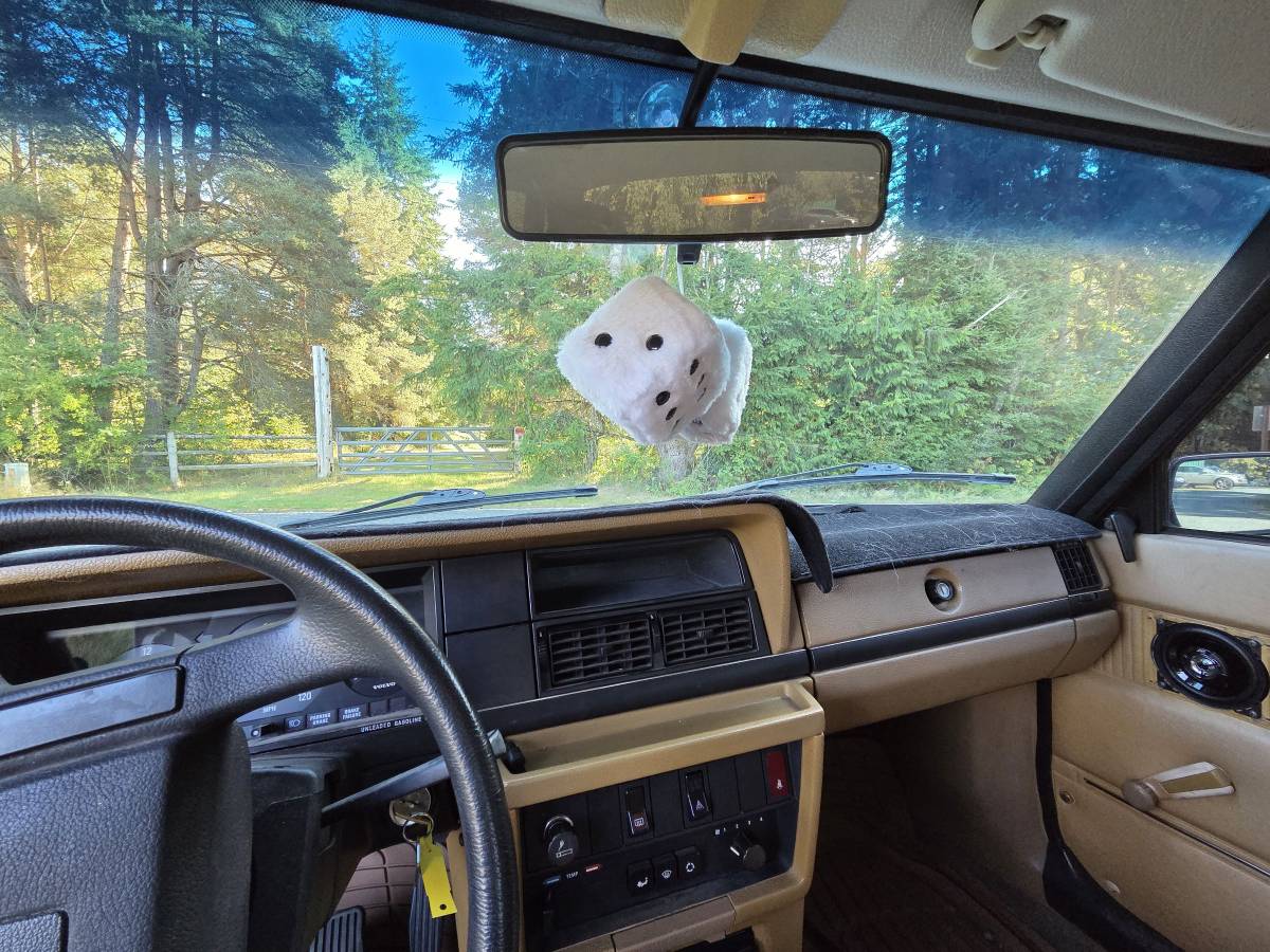 Volvo-240-1984-white-11