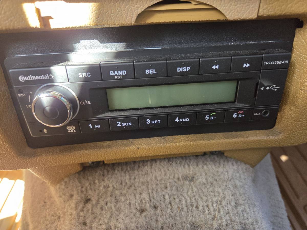 Volvo-240-1984-white-14