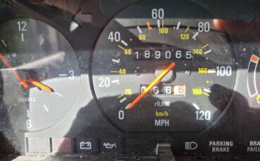 Volvo-240-1984-white-17