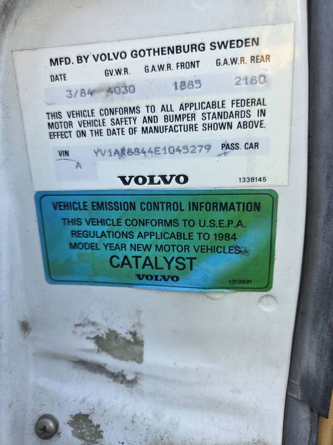Volvo-240-1984-white-18
