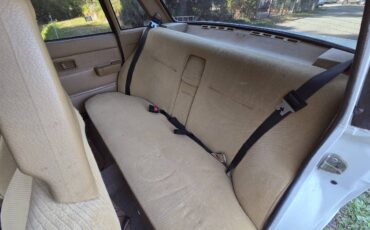 Volvo-240-1984-white-19