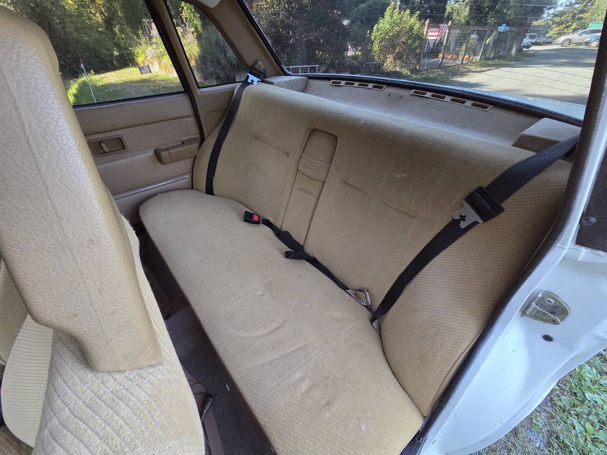 Volvo-240-1984-white-19