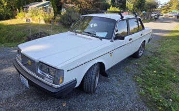 Volvo-240-1984-white-2