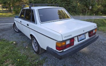 Volvo-240-1984-white-3