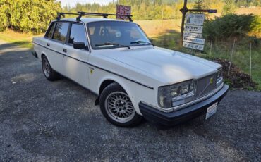 Volvo-240-1984-white