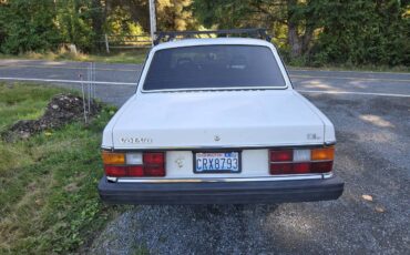 Volvo-240-1984-white-4