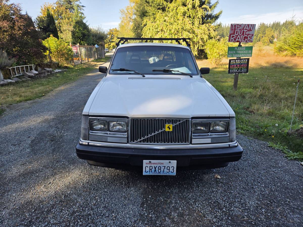 Volvo-240-1984-white-5